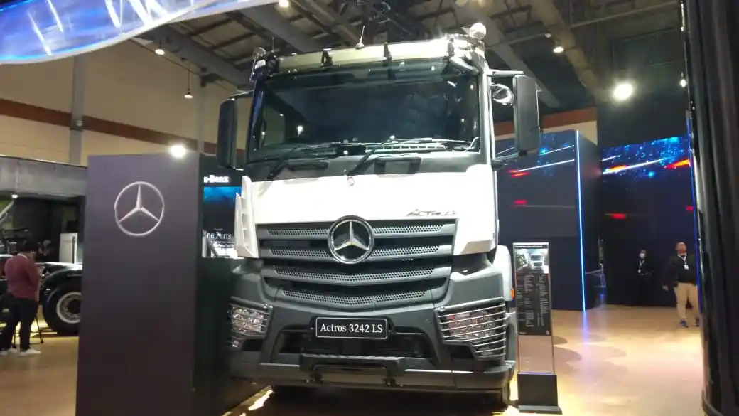 Berita - Fitur Keselamatan Truk & Bus Mercedes-Benz, Mirip Mobil Mewahnya