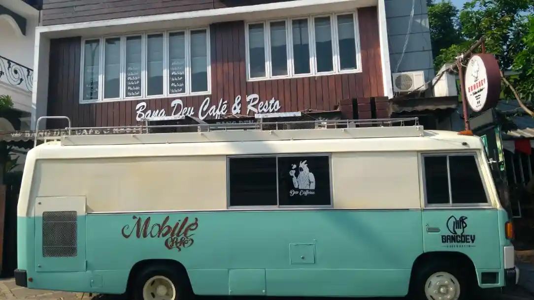 Foto - Begini Tampang Hino Rainbow AM 100 Kalau Dirombak Jadi Food Truck