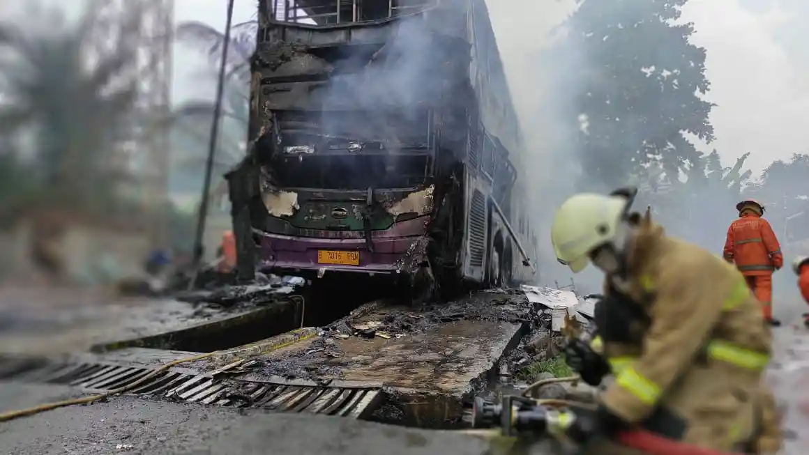 Berita - Bus Tingkat PO Karina Terbakar di Pool Cilandak