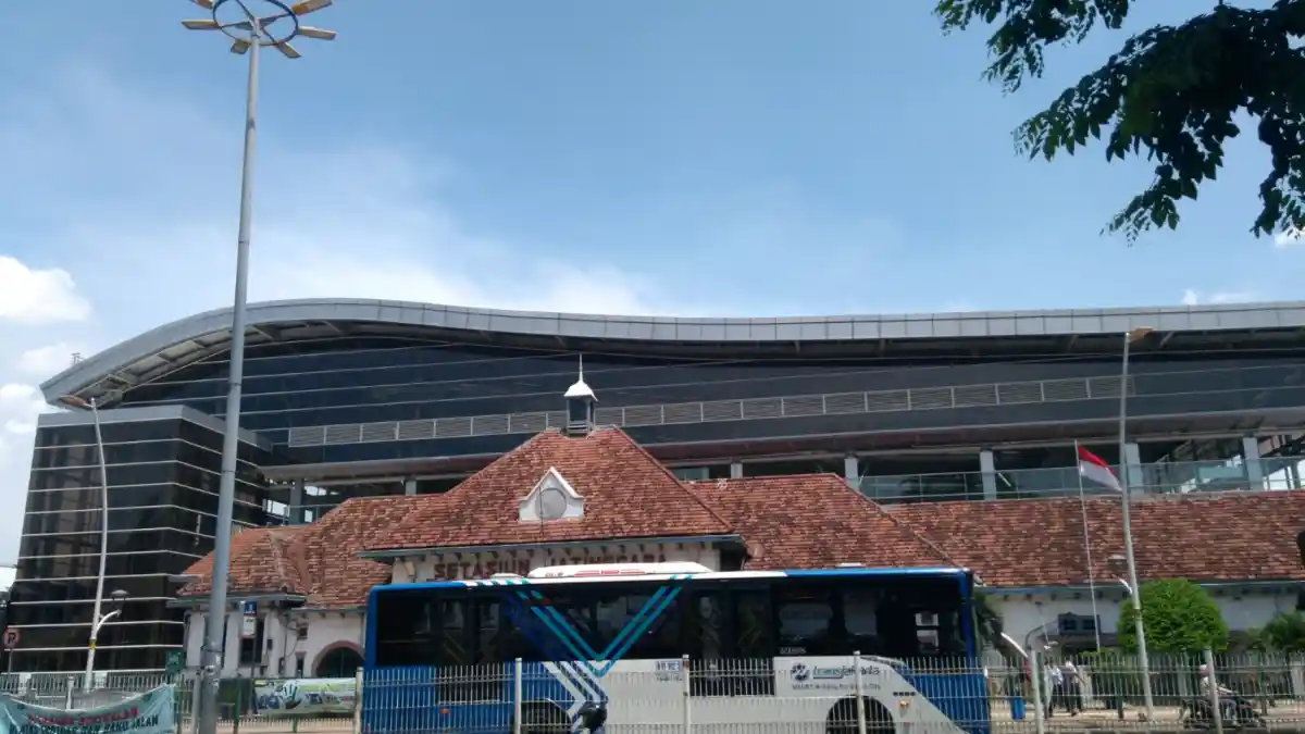 Berita - Klarifikasi PT Mayasari Bakti Soal Viral Bus Berhenti Di Rel Kereta Api, Bukan Karena Mogok!