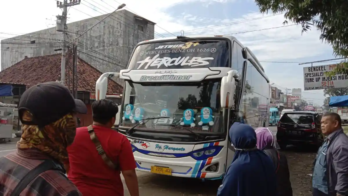 Foto - Simak Plus Minus Perjalanan Bus Di Siang Hari