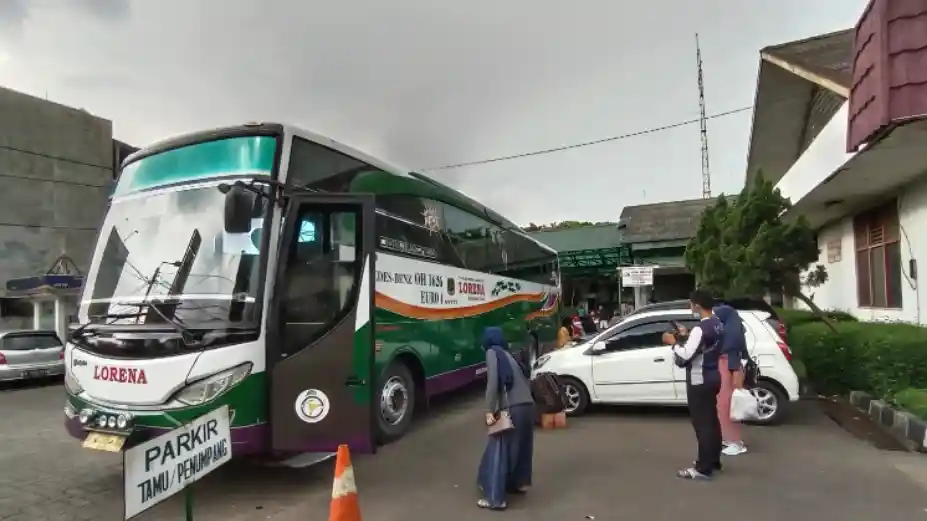 Berita - Ada Larangan Mudik, Pool Lorena Bogor Ramai Penumpang