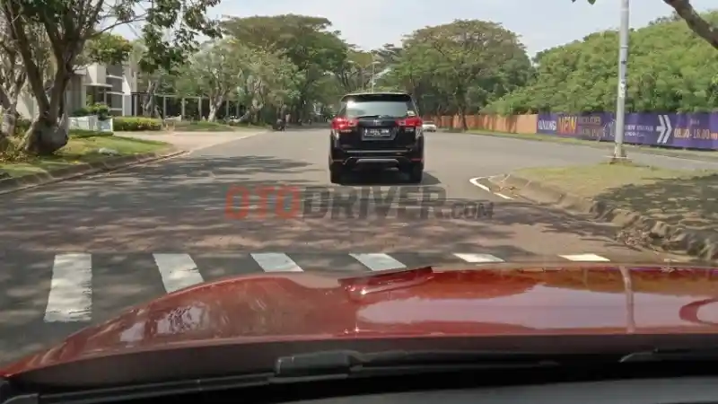 Foto - Menguji Fitur Smart Drive Di MG HS i-SMART, Tetap Waspada Ibu-ibu Berskuter Matik!