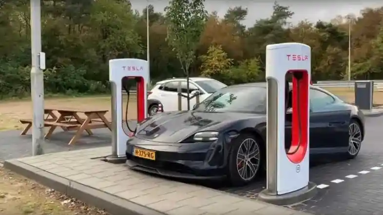 Berita - Tesla Kembangkan Supercharger di AS, Bisa Digunakan Kendaraan Listrik Lain
