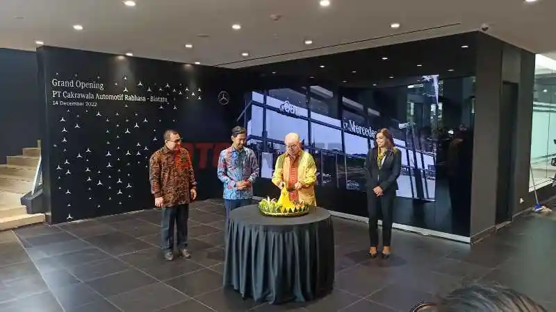 Foto - Belum Lama Meluncur, Mobil Listrik Mercedes Benz Laris Manis