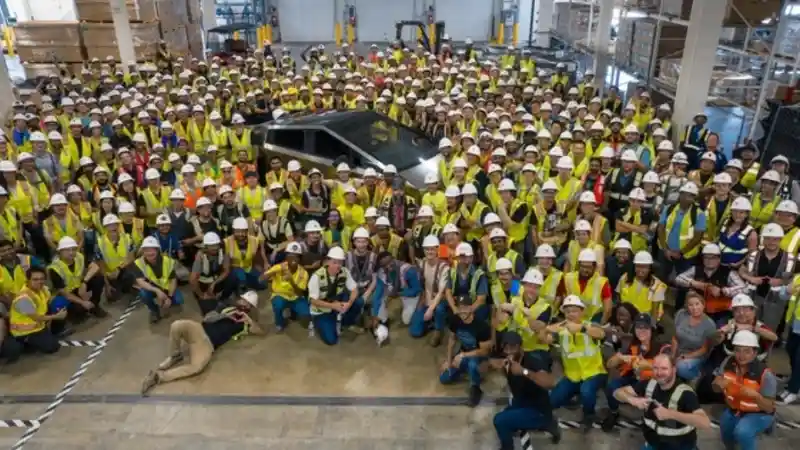 Berita - Unit Pertama Tesla Cybertruck Mulai Diperkenalkan, Siap Produksi Massal Tahun Ini?