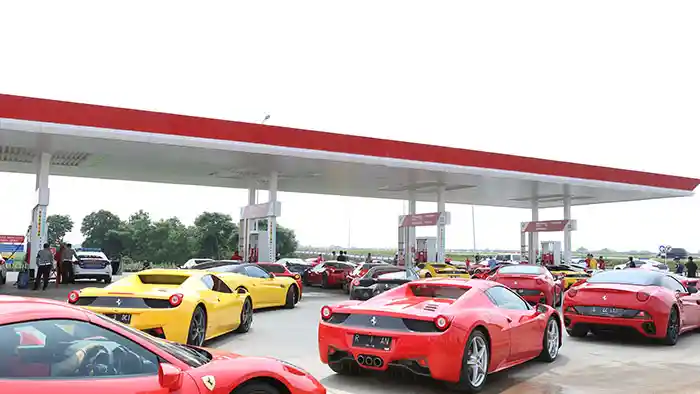 Foto - Komunitas Ferrari Komentari Daftar Mobil Mewah Telat Pajak