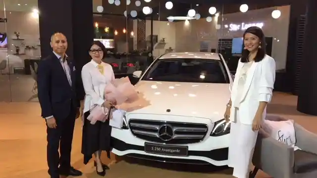 Foto - Merayakan Hari Kartini Bersama Mercedes-Benz, Tokoh Wanita Indonesia Suka S-Class