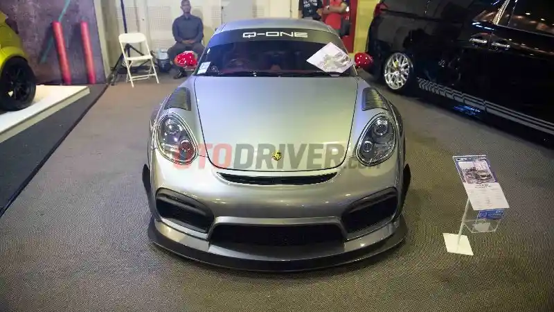 Foto - Puluhan Mobil Modifikasi Rebut Perhatian Pengunjung IMX