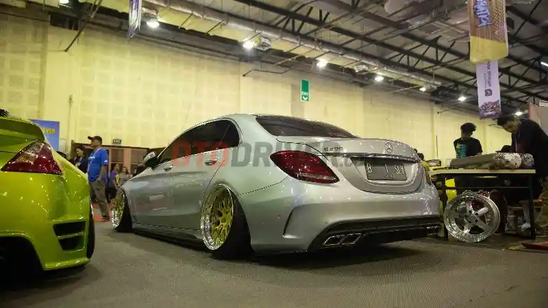 Foto - Puluhan Mobil Modifikasi Rebut Perhatian Pengunjung IMX