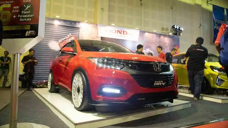 Foto - Puluhan Mobil Modifikasi Rebut Perhatian Pengunjung IMX