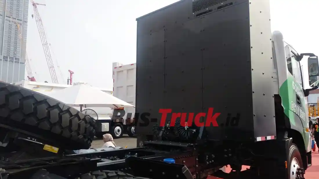 Foto - Dongfeng 6x4 Electric Tractor Head: Spesifikasi Khusus Indonesia