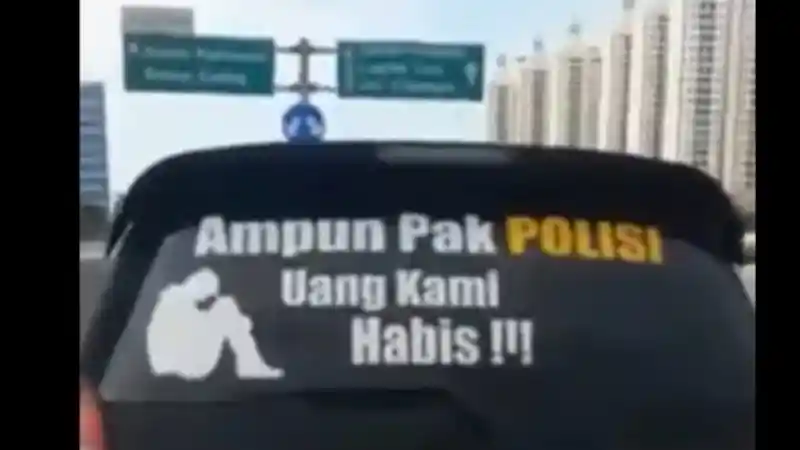 Berita - Viral Toyota Kijang Innova 'Ampun Pak Polisi Uang Kami Habis'