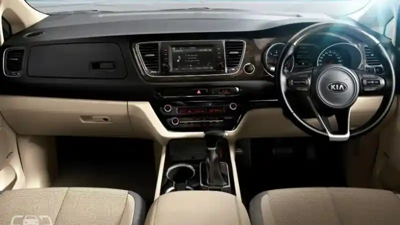 Foto - Komparasi Spek Kia Carnival VS Toyota Innova Versi India