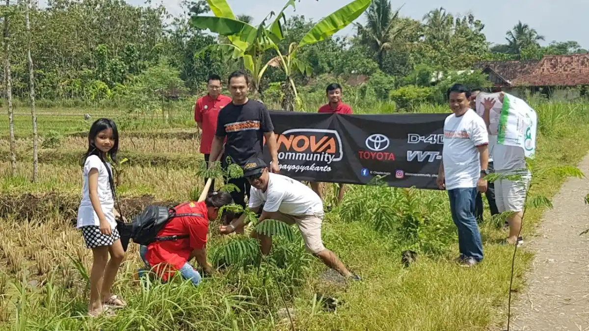 Berita - Komunitas Toyota Kijang Innova Rela Tanam Ribuan Pohon