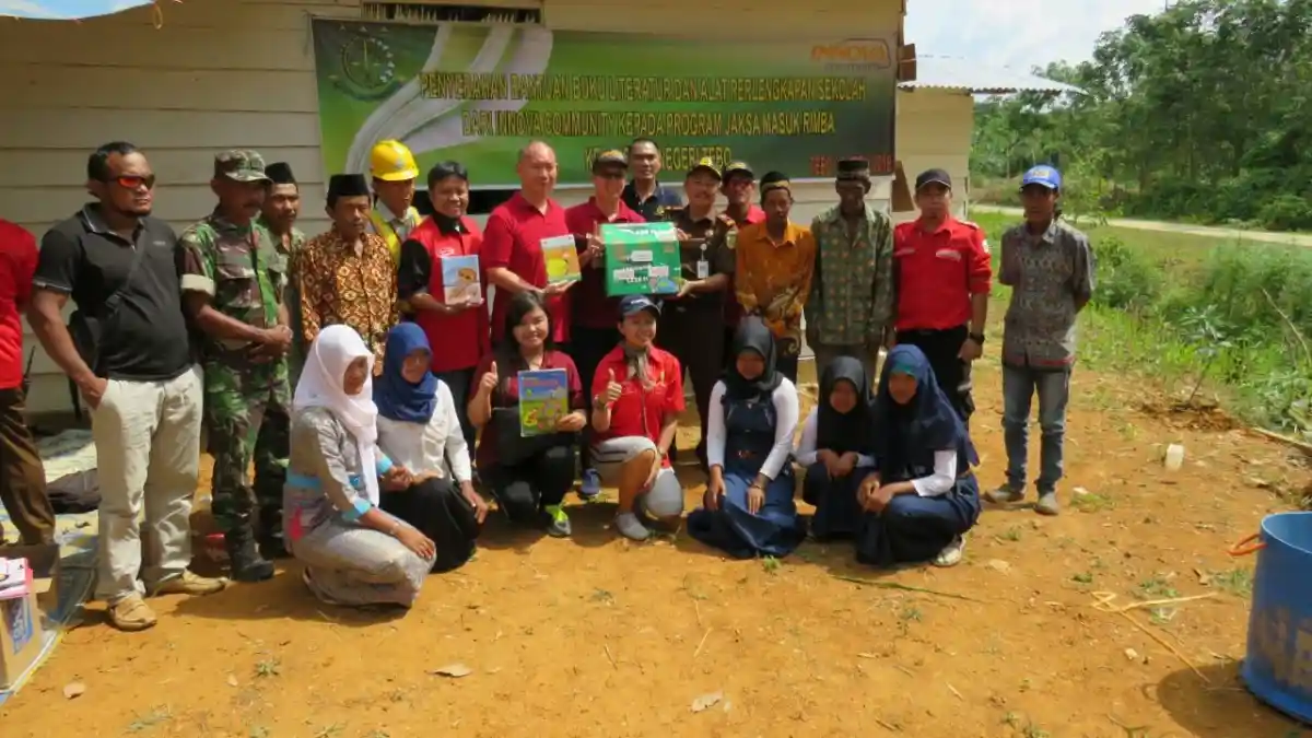 Foto - Komunitas Toyota Kijang Innova Masuk Pelosok Kunjungi Suku Anak Dalam