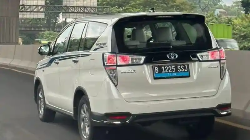 Foto - Setelah Hybrid, Terbitlah Toyota Innova EV?