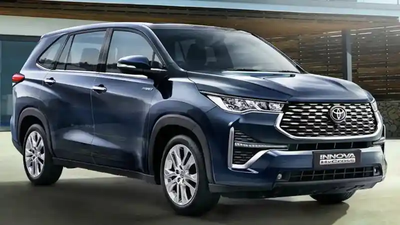 Foto - Perbandingan Harga Innova Zenix dan Innova HyCross India, Lebih Murah Mana?