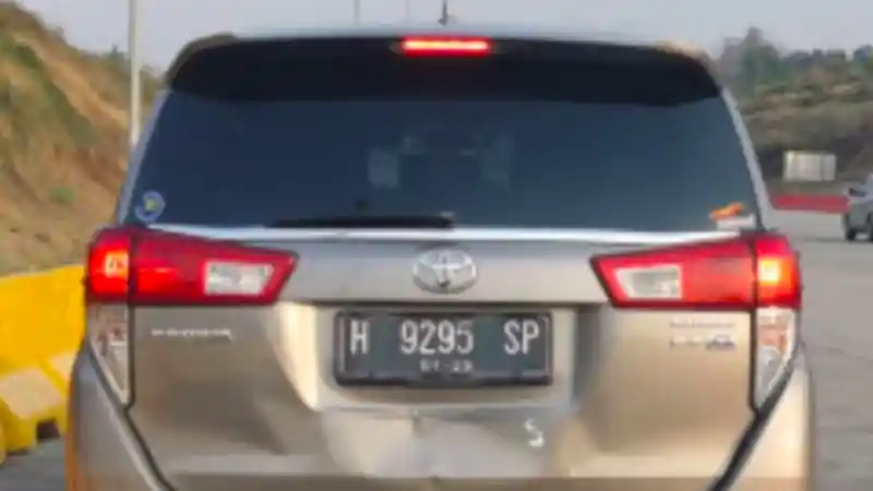 Foto - Innova Penyok Setelah Tabrak Almaz