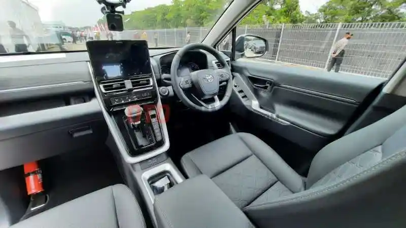 Foto - Berada di Rumpun Harga Yang Sama. Pilih Toyota Voxy atau Kijang Innova Zenix?