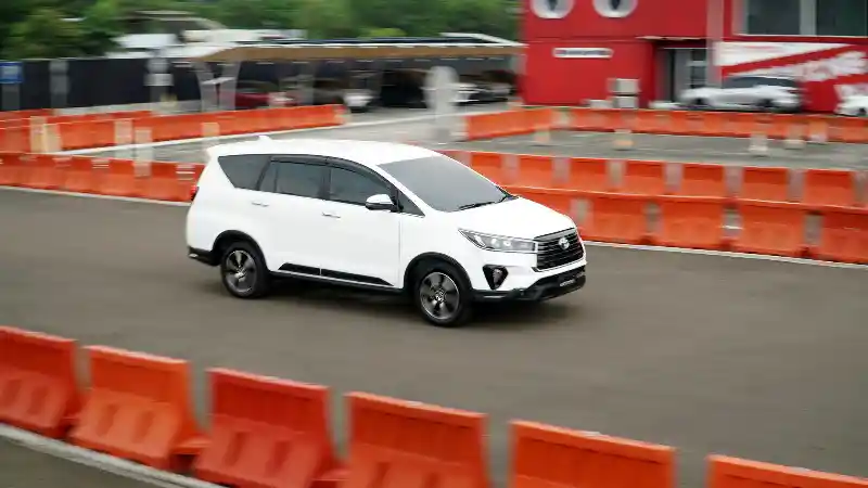 Foto - Toyota Kijang Innova dan Venturer Facelift Resmi Meluncur, Termahal Nyaris RP 500 Juta