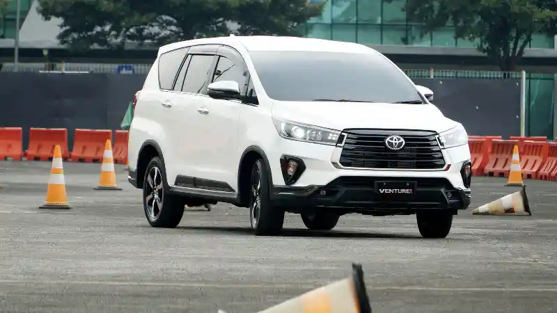 Foto - Selisih Rp 3,3 Juta, Pilih Kijang Innova Diesel atau Zenix Bensin?