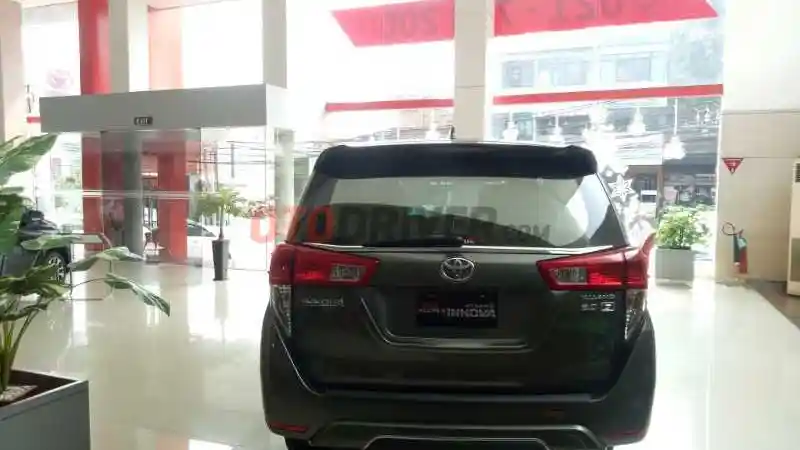Foto - DP Kijang Innova Mulai RP 7 Jutaan!