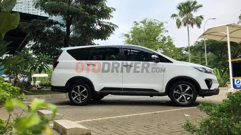 Foto - Penampakan Detil Toyota Innova Venturer Versi Baru (23 FOTO)