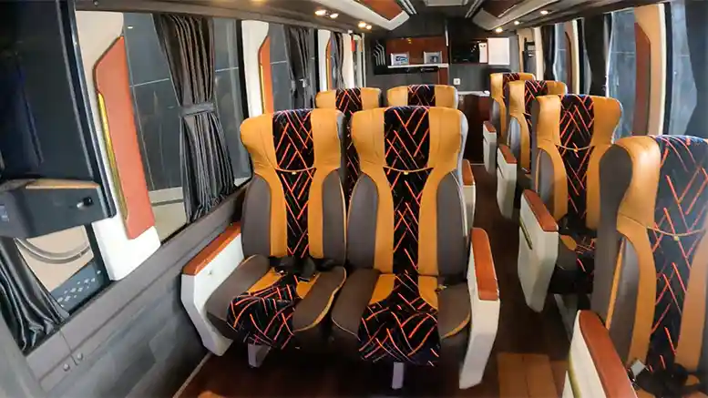 Foto - Hino GB 150 AT : Dibuat Tipe Wisata, Nyaman Dan Berfasilitas Lengkap