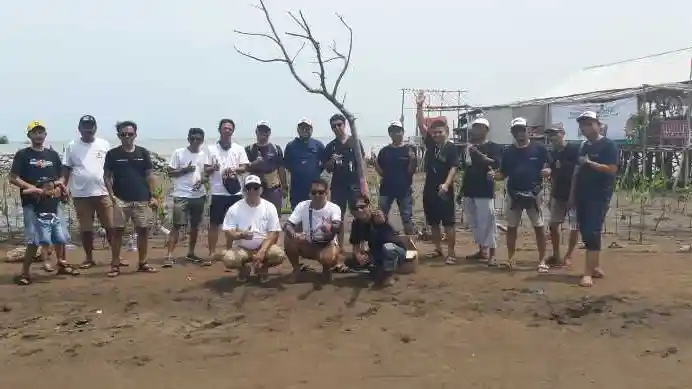 Foto - Indonesian Starlet Club Gelar Munas Sambil Tanam Mangrove di Pantai Indramayu