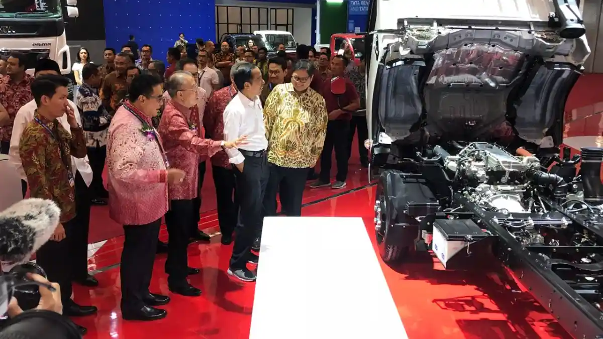 Foto - Isuzu Berhasil Jual 410 Truk Sepanjang GIIAS 2018