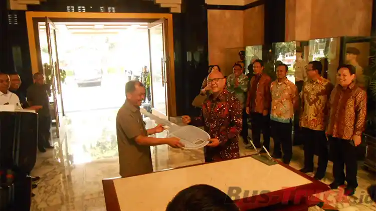 Foto - ISUZU : Berikan Bantuan Tiga Kendaraan Pendukung Untuk Kementrian Pertahanan