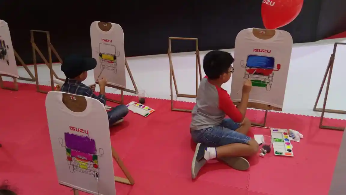 Foto - Isuzu Berhasil Jual 410 Truk Sepanjang GIIAS 2018