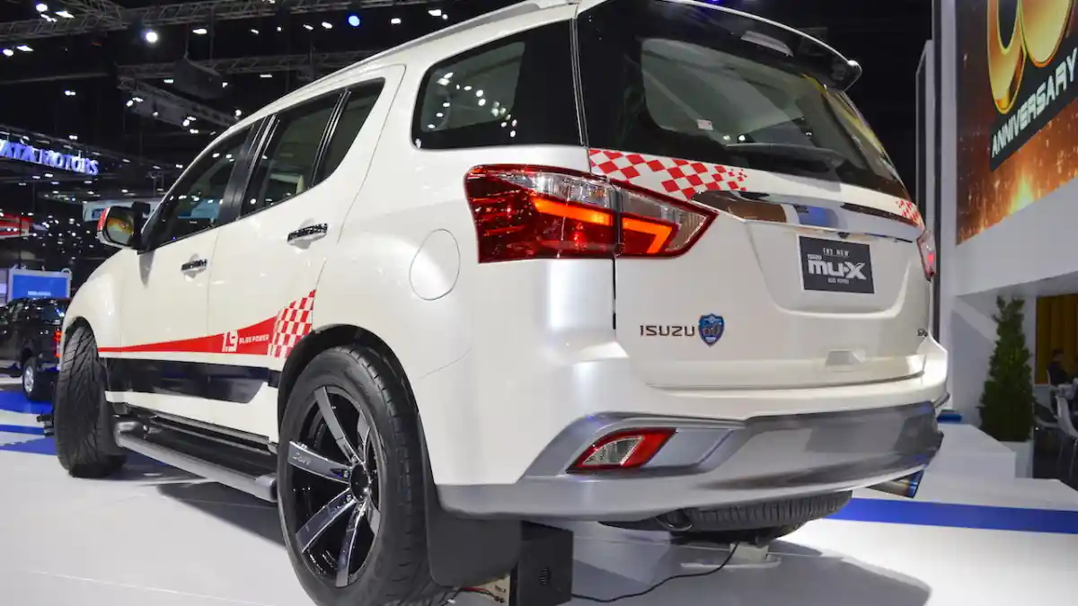 Foto - Isuzu mu-X Edisi Anniversary Dibekali Knalpot HKS di Thailand