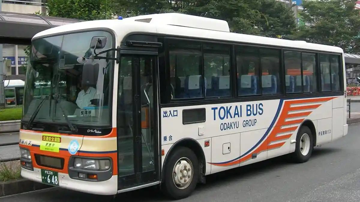Foto - Isuzu Rilis Gala Mio, Bus Parwis Ukuran Medium Bertransmisi Canggih