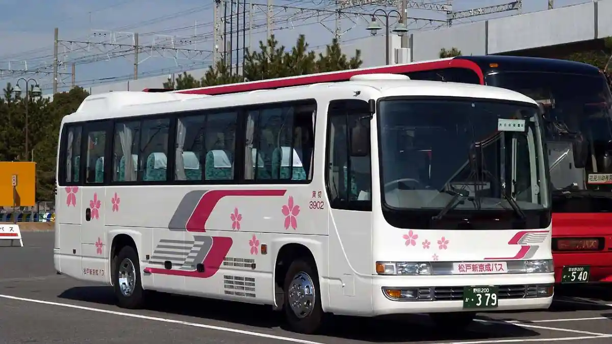 Foto - Isuzu Rilis Gala Mio, Bus Parwis Ukuran Medium Bertransmisi Canggih