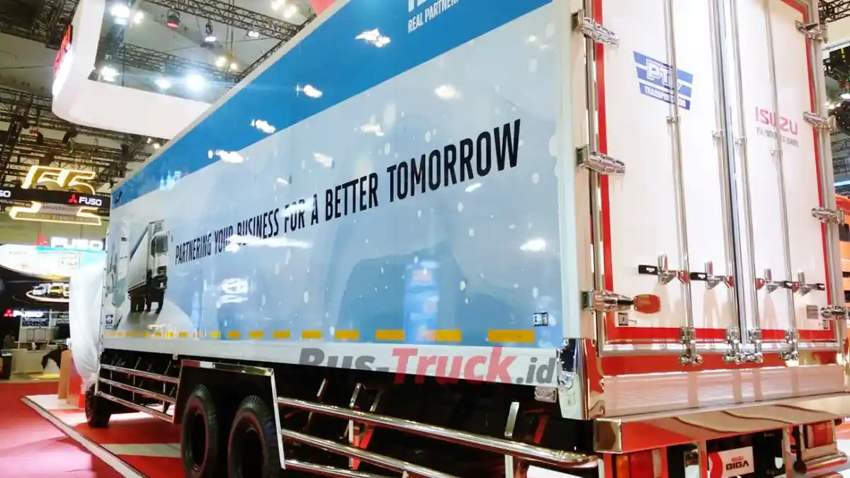 Foto - Isuzu Giga FVM Refrigerator, Truk Dengan ‘Kulkas’ Raksasa