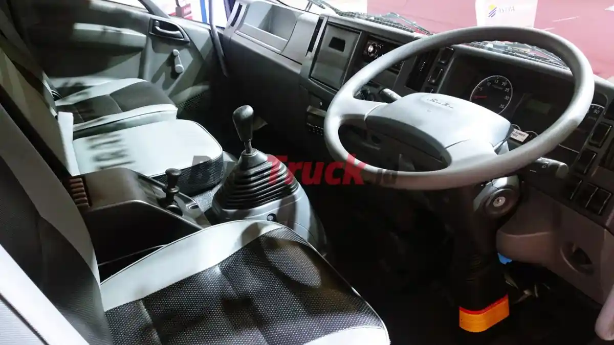 Foto - Isuzu Giga FVM Refrigerator, Truk Dengan ‘Kulkas’ Raksasa