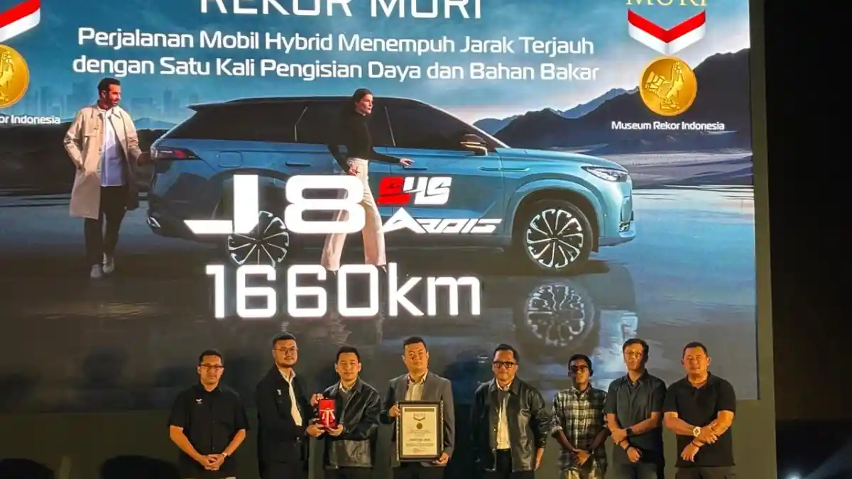 Foto - JAECOO J8 SHS ARDIS Raih Rekor MURI 1.660 km Tanpa Isi BBM
