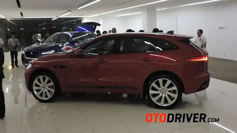 Foto - Jaguar F-Pace Berharga Lebih Rendah Akan Hadir di Indonesia Tahun Ini! 