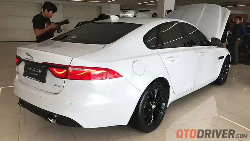 Berita - GALERI: Jaguar New XF 2.0 Black Jack (21 FOTO)