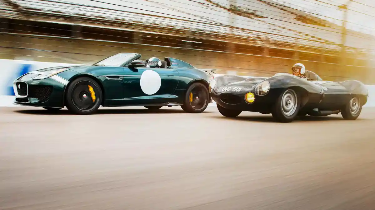 Foto - 11 Mobil Klasik Bersebelahan Dengan Model Terbarunya