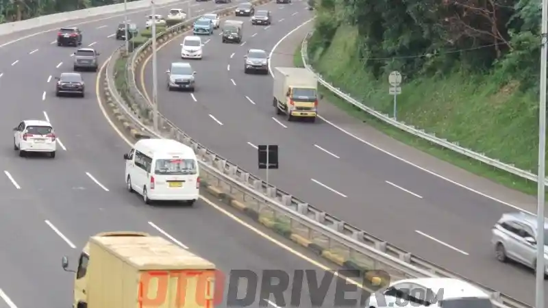 Foto - Harap Selalu Jaga Jarak Agar Terhindar Dari Tabrakan Beruntun