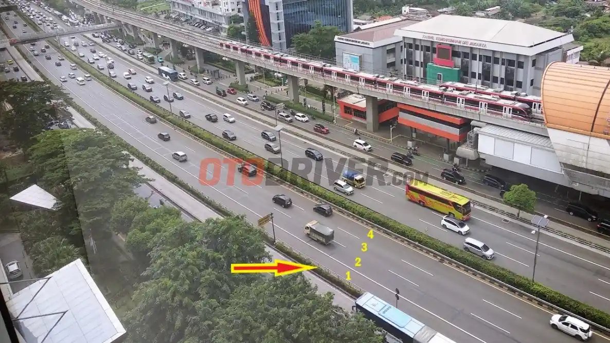Foto - Perhatikan Rambu Biru Dan Hijau Di Jalan Tol Supaya Lebih Aman Berkendara