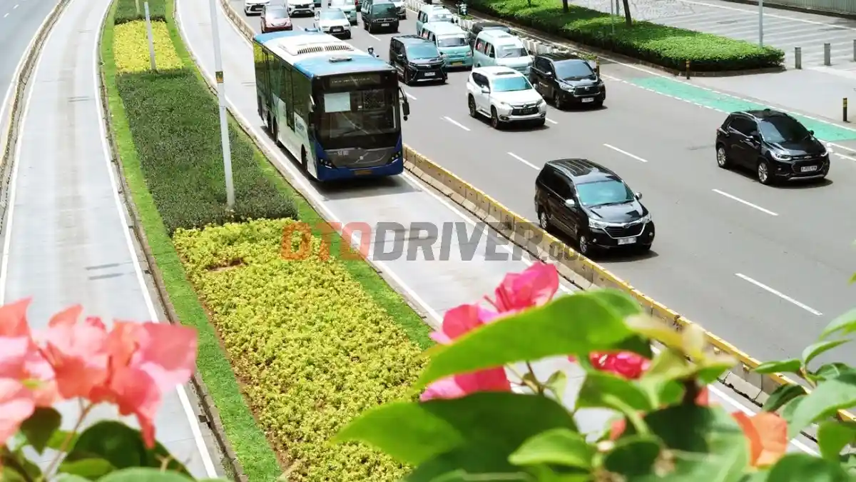 Foto - Perhatikan Akses Keluar Tol Yang Bersinggungan Jalur Ganjil-Genap