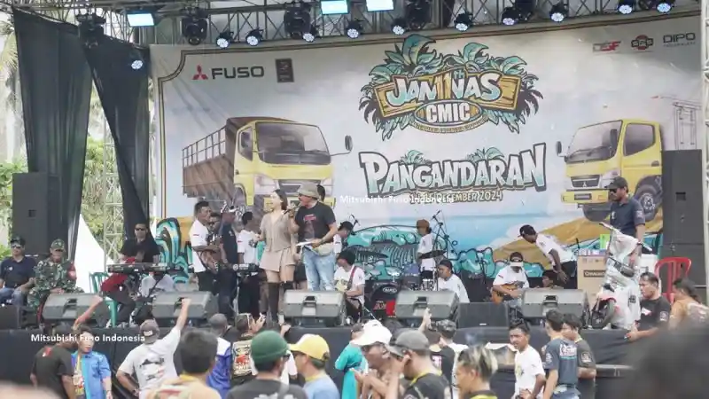 Truk - Seribu Mitsubishi Canter Penuhi Pantai Pangandaran