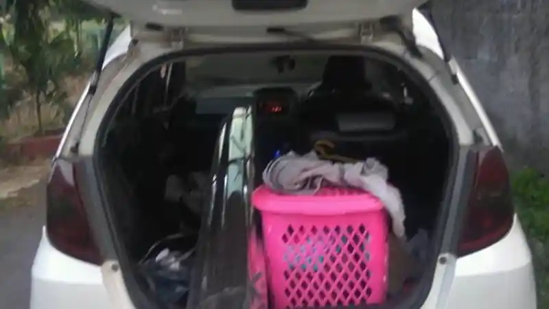 Foto - Honda Jazz ini Angkut Muatan Tak Lazim Dengan Bagasi Terbuka