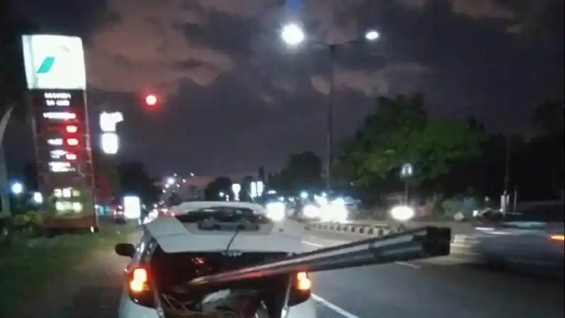 Foto - Honda Jazz ini Angkut Muatan Tak Lazim Dengan Bagasi Terbuka