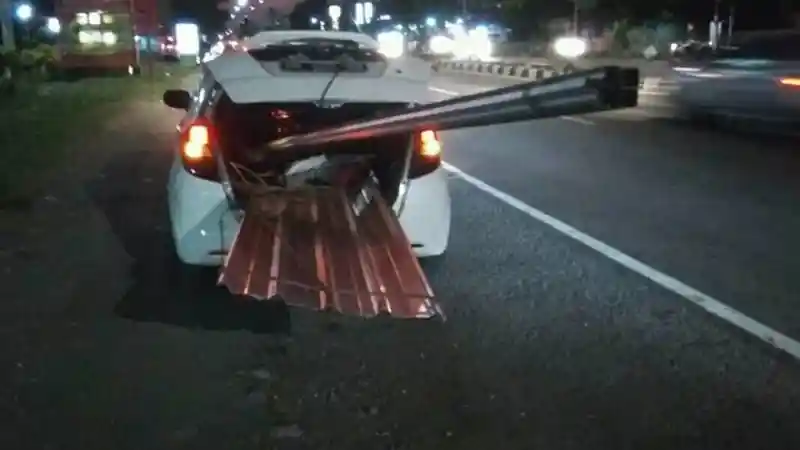 Berita - Honda Jazz ini Angkut Muatan Tak Lazim Dengan Bagasi Terbuka