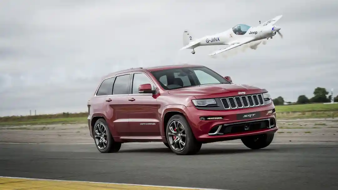 Berita - VIDEO: Jeep Grand Cherokee VS Pesawat!